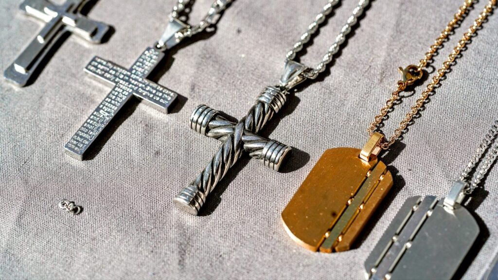 A bunch of necklaces that are on a table
