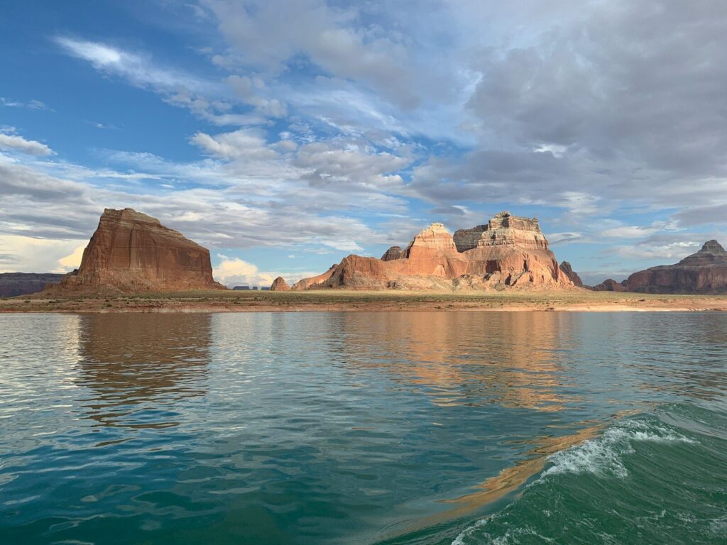 Lake Powell, Utah/Arizona; brown cliff beside ocean